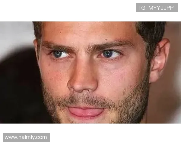 足球明星肌肉线条尽显力量与美感展现运动员的完美身形